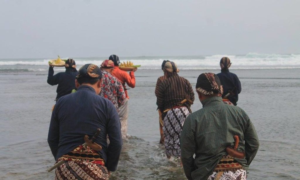 Tradisi Sedekah Laut di Pantai Selatan Jawa dan Makna Spiritualnya